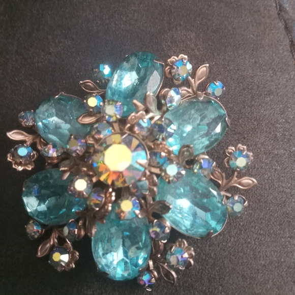 Vintage Floral Brooch with Blue Gemstones - Picture 1 of 2